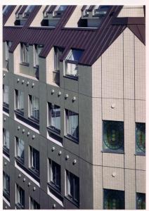 松山松山入住酒店的一座高大的建筑,上面有彩色玻璃窗
