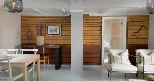 NussfjordNusfjord Arctic Resort的用餐室设有木墙和桌椅