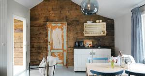 NussfjordNusfjord Arctic Resort的厨房设有木墙,配有桌椅
