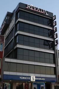 卡特佩RİVADA HOTEL的上面有拉雷标志的建筑