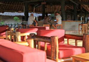 Voi沃伊野生动物山林小屋的坐在餐厅里的一组红色椅子