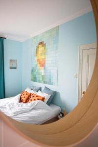 WagenbergB&B d'Ouwe Grutter的一间卧室配有一张蓝色墙壁的床