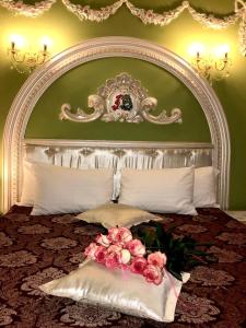 基辅拉威立雅酒店的一间卧室配有一张带鲜花的大床