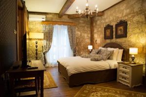 凯里尼亚kyrenia palace boutique hotel的一间卧室配有一张床、梳妆台和书桌