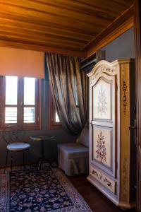韦里亚科奇诺斯皮蒂精品旅馆的客房设有床、桌子和窗户。