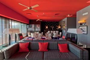 查韦斯查韦斯赌场酒店的带沙发和红色天花板的客厅