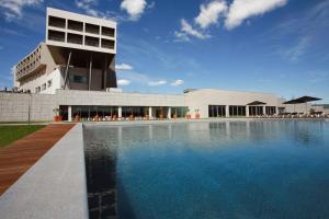 查韦斯查韦斯赌场酒店的建筑前的一座带游泳池的建筑