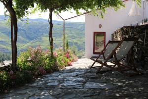 阿利若Country house Quinta da Salgueira的一张坐在石头人行道上的长凳,享有美景
