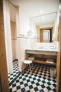 毛特恩多夫维特加塞酒店的一间带水槽、镜子和凳子的浴室