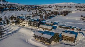 霍夫灵恩奥里伽德塞特尔山顶别墅酒店的雪地中度假村的空中景观