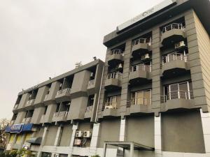 伊斯兰堡Hotel One Jinnah, Islamabad的旁边带阳台的建筑