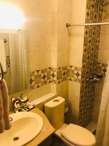 伊斯兰堡Hotel One Jinnah, Islamabad的一间带卫生间和水槽的小浴室