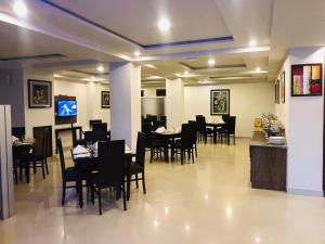 伊斯兰堡Hotel One Jinnah, Islamabad的用餐室配有黑色的桌椅