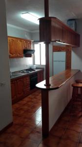 厄尔梅达诺El Medano - Cerca de la Playa的厨房配有木制橱柜和台面