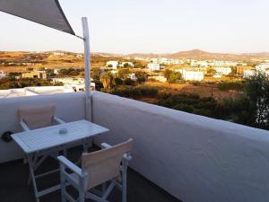 阿达玛斯Thalassitra Private Pool Suites & Spa的房屋阳台的桌椅