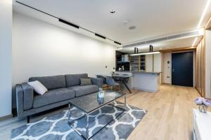 伦敦Amazing Apartment with Incredible Views (MLG)的客厅配有沙发和桌子