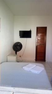 卡诺格布拉达Chalé do Aldo的一间卧室配有一张床,上面有两条毛巾