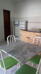 卡诺格布拉达Chalé do Aldo的带厨房的客房内的桌椅