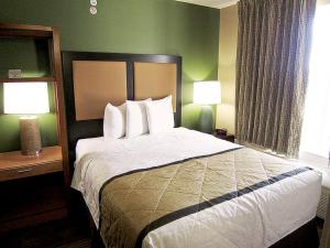 欧弗兰帕克美国长住酒店 - 堪萨斯城 - 奥弗兰公园 - 梅特卡夫大街的酒店客房设有一张大床和两盏灯