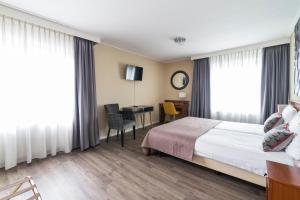 利费尔德Hotel Loco的配有一张床和一张书桌的酒店客房