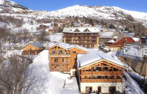 拉普德兹Odalys Chalet De Louis的雪地小屋,有雪盖屋顶