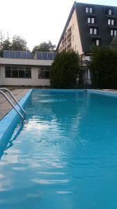 比托福Hotel Bitov的大楼前的大型蓝色游泳池