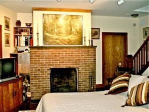 莱诺克斯惠斯勒旅馆的卧室设有壁炉,墙上挂有绘画作品