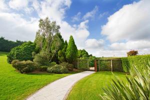 Castlereagh拉莫酒店&乡村俱乐部的一个带门和绿色草坪的花园