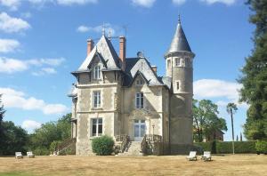 Moutiers-sur-le-Lay布赫杜赫亚酒庄住宿加早餐旅馆的一座有塔的老房子