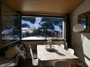 埃尔塔特索尔塔特 - 比利牛斯度假公寓的一间带桌子和大窗户的用餐室