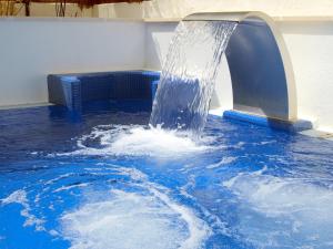 锡切斯普拉特雅道尔酒店的游泳池中的喷泉