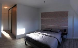 勒芒STUDIO COCON ULTRA CENTRE LE MANS的一间白色客房内的床铺卧室