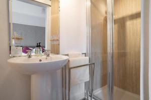 安布尔塞德琳达勒宾馆的一间带水槽和淋浴的浴室