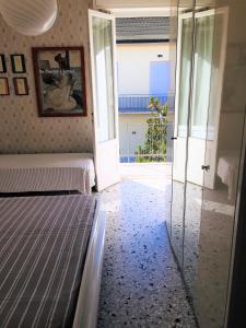 切齐纳码头Appartamento Acquamarina的一间卧室设有一张床和一个玻璃门