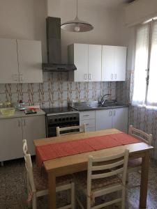 Appartamento Acquamarina的厨房或小厨房