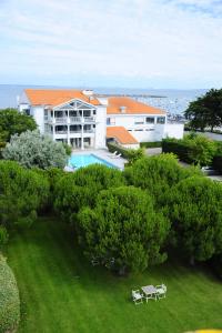 滨海拉普兰安妮布列塔尼酒店的享有带游泳池和树木的建筑的空中景致