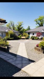 梅努斯A Selection of Self Catering Holiday Homes at Kilcloon Cottages的院内有房子的走道