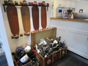 斯德哥尔摩城市背包客旅馆的一间房间,里面装着一束滑雪板和头盔
