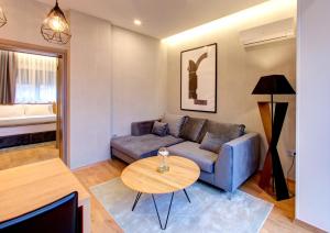 莫斯塔尔Royal apartments的客厅配有沙发和桌子