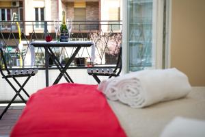 罗马格雷戈里公寓的阳台上的白色枕头和桌子