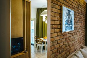 克卢日-纳波卡Briana Luxury Studio的一间砖墙客房和一间用餐室