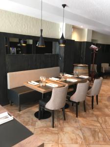 坦恩Hotel Restaurant au Floridor的一间带桌椅的用餐室