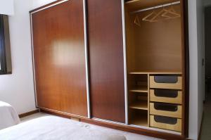 波萨达斯Departamentos Misiones的卧室内带木门的衣柜