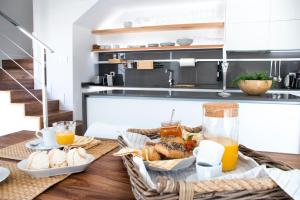 拉奥利瓦Sunrise Chalet Casilla de Costa的厨房里摆放着一篮子食物的桌子