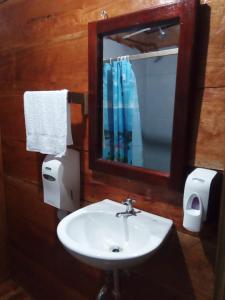 利文斯顿Casa Maya的一间带水槽和镜子的浴室