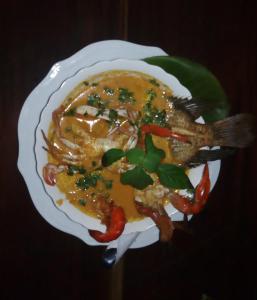 利文斯顿Casa Maya的酱油里放着鱼的盘子