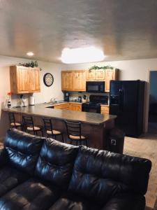 布兰丁Cedar Canyon Condos的厨房前设有真皮沙发,厨房前方设有