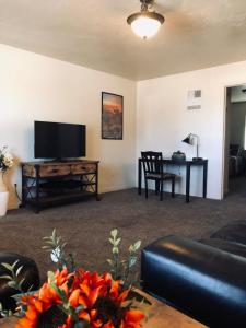 布兰丁Cedar Canyon Condos的客厅配有平面电视和桌子。