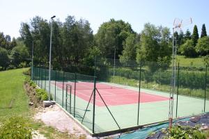艾斯特拉达Casa rural A Mimoseira的网球场,上面有网