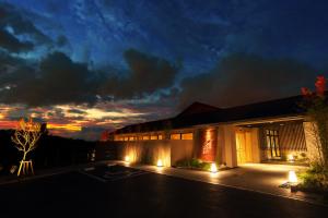 恩纳冲绳海之旅亭日式旅馆的一座建筑,晚上有灯